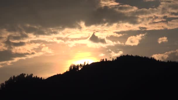 夕阳西下,日落时分,山景日出日落 — 图库视频影像