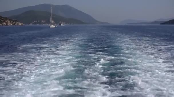 Cruise feribot yelken deniz gezisi tekne gemi uyan, köpüklü dalgalar sahile seyahat — Stok video