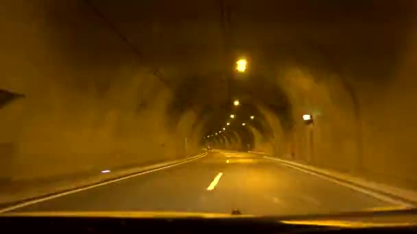 高速道路、道路、トンネル、地下鉄、タイムラプストラフィックPov上の車を運転 — ストック動画