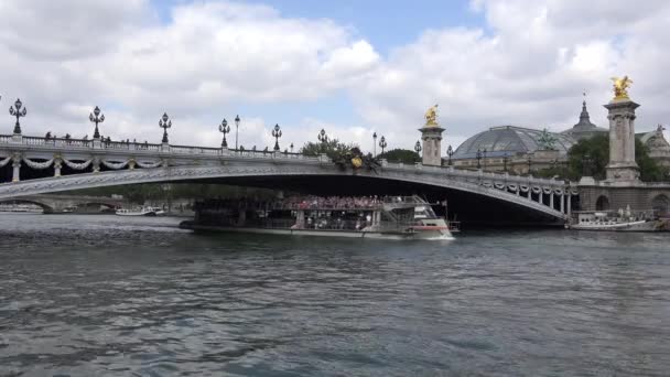 Seine River Paris, människor turister båtar som reser i solnedgången, lastfartyg — Stockvideo