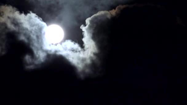 Vollmond steigt in Wolken am Himmel in der Nacht, Ansicht Mondlicht, Zeitraffer am Abend — Stockvideo