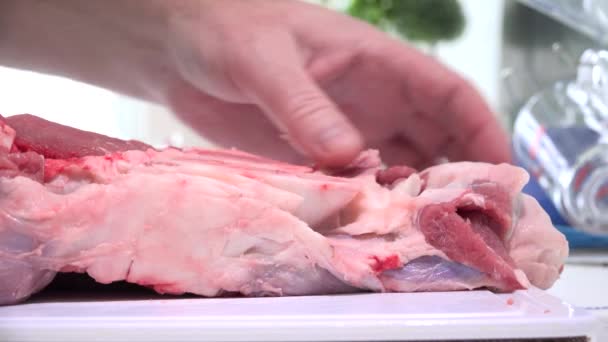 Человек на кухне ресторана готовит большой кусок мяса говядины — стоковое видео