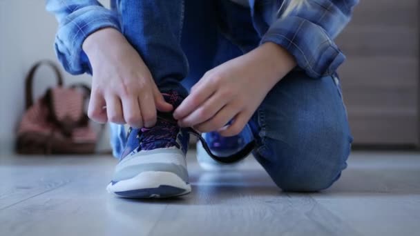 Kind bindet Schnürsenkel, Kind bereitet Urlaub vor, Mädchen geht zur Schule, Schnürsenkel — Stockvideo