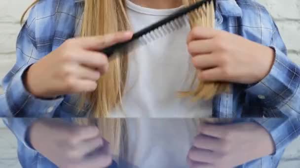 Chica adolescente cepillarse el cabello, Peinar niño rubio, Estilo de pelo de niño, Cuidado del cuerpo — Vídeo de stock