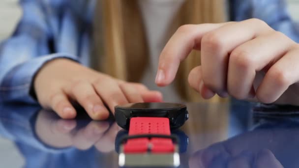 Reloj Inteligente, Niño Usando Smartwatch, Niño Jugando en Smartphone, Chica Adolescente — Vídeos de Stock