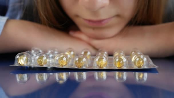 Beteg gyermek nem akarja, hogy gyógyszert, lány elutasítja Fish Oil Pills III Kid — Stock videók