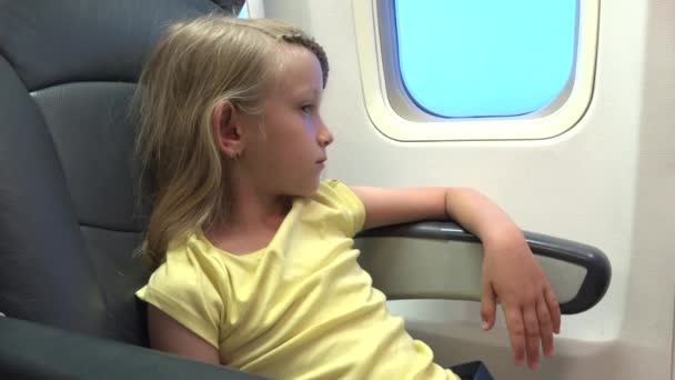 4K Kid Viajando de avião, Criança em avião, Pensamento Pensivo em férias — Vídeo de Stock
