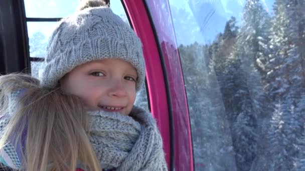 Kid in Ski Lift in Winter, Child in Cable Car, Κορίτσι στα Βουνά, Προβολή στις Άλπεις, Αλπικές — Αρχείο Βίντεο