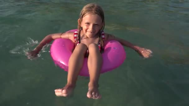 4K Kinderschwimmen, Spielen am Strand, Porträt eines Kindes, Mädchen beim Baden im Meer — Stockvideo