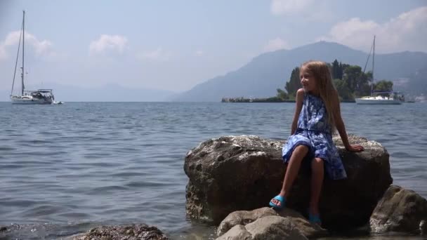 4K Kid Watching Sea Waves, Happy Little Girl Looking on Beach, Child at Seashore — Stock Video