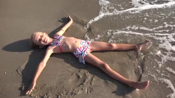 4K Copil care se joacă pe plaja de nisip de mare, fetiță pe coasta tropicală a mării exotice — Videoclip de stoc