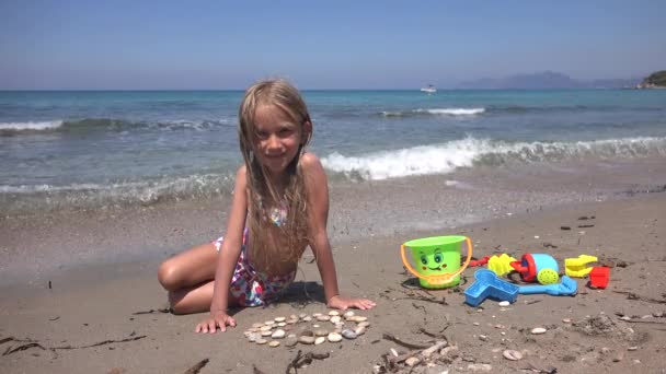 4K Kid Brincando em Areia na Praia, Child Plays in Waves on Seashore, Girl Building Castles Bay on Coastline — Vídeo de Stock