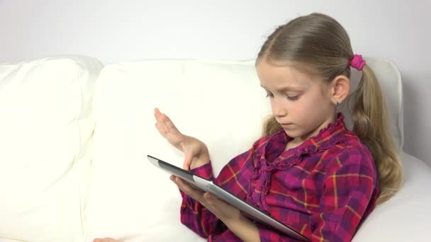 Kind Spielt Tablet Kind Auf Smartphone Auf Sofa Mädchenporträt Internetsuche — Stockvideo