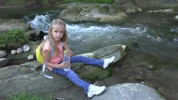 4K Kid Dricksvatten, Happy Child at Creek, Flicka Dricker Vatten vid floden i bergen — Stockvideo