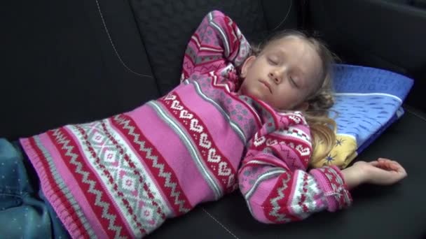 4K Niño durmiendo en el coche, Dormir niño viajando, Niña en viaje, Viaje — Vídeos de Stock