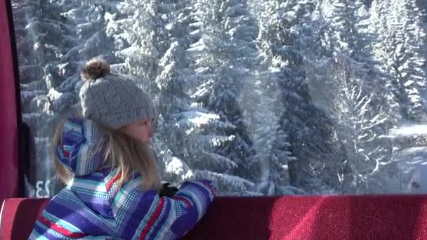 Kid in Ski Lift Alps, Criança no teleférico, Menina nas montanhas, Turistas Esqui no inverno — Vídeo de Stock