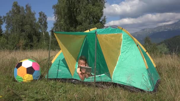 4K Kid Jogando Tablet, Criança na Tenda, Menina em Acampar nas Montanhas, Crianças ao ar livre na Natureza — Vídeo de Stock