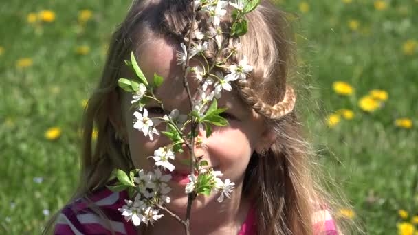 Retrato de la cara del niño 4K oliendo flores de primavera, Niño jugando en el prado, Niña en la naturaleza — Vídeo de stock