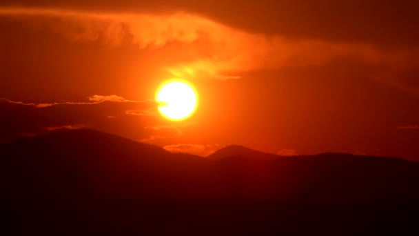 4K Sunset Time Lapse Mountains Sun Rays Clouds View Dramatic Sundown, Paisagem — Vídeo de Stock