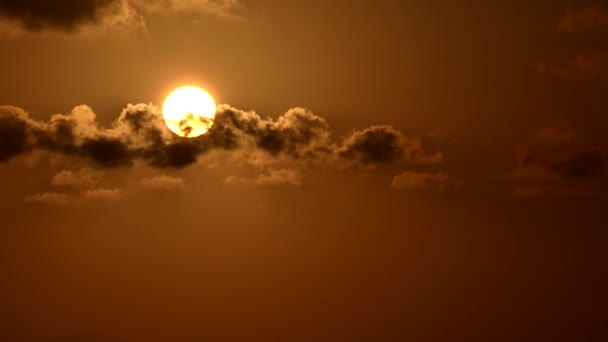 4k dramatischen Sonnenuntergang Wolken am Himmel, Abenddämmerung, bewölkt Sonnenuntergang Sommer Ansicht — Stockvideo