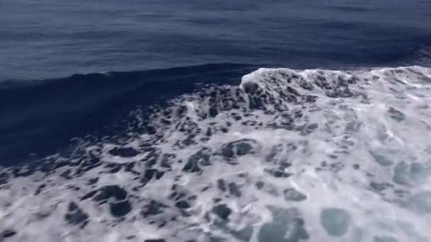 Crucero Ferry Sailing Sea Trip Boat Ship Wake, Olas espumosas que viajan a la playa 4K — Vídeo de stock