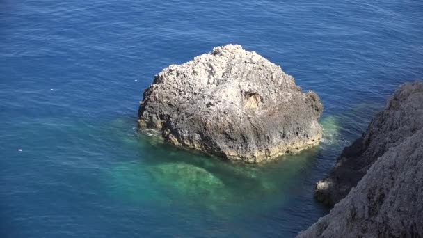 Paesaggio della spiaggia 4K, Vista aerea estiva sul Mar Mediterraneo, Spiaggia tropicale, Isola di Lefkada, Grecia — Video Stock