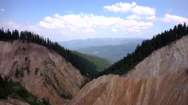 Dağlardaki 4k Peyzaj, Romanya 'nın Apuseni kentindeki Ruginoasa, Doğal Anıt Manzarası, Patikalar