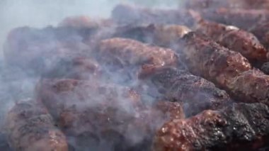 4k Grill, Kızarmış Taze Et, Nehir kenarında Barbekü Dağlarda Piknik