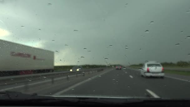 4k雨の中での交通,ロードハイウェイで嵐の中で車を運転,嵐のフロントガラス旅行ビュー — ストック動画