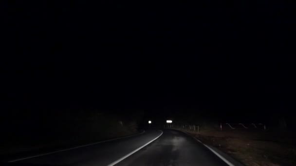 रात्री 4K वाहतूक, महामार्गावर ड्रायव्हिंग कार, गडद रस्ता, ड्रायव्हर प्रवास, गरीब — स्टॉक व्हिडिओ