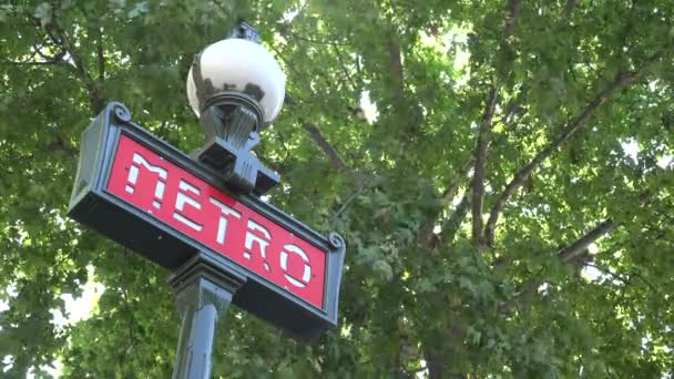 4k Metro Sign i Paris, Tunnelbanestationens tunnelbaneskylt — Stockvideo