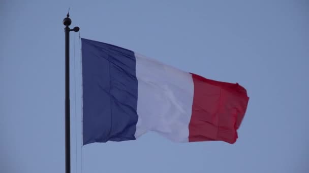 4K Paris, Bendera Prancis di Matahari Terbenam, Bendera Perancis melambaikan tangan di Dawn on a Blue Sky — Stok Video