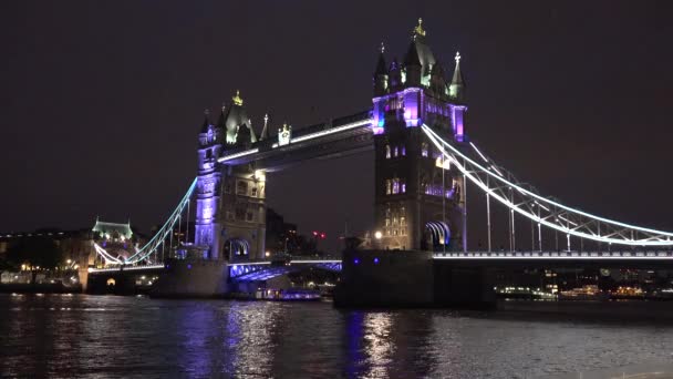 London Tower Bridge by Night, Theems River, Toeristen Schepen en Boten Uitzicht — Stockvideo