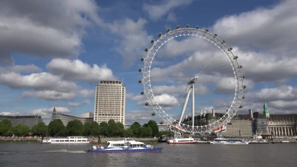 London Eye, England, Boats, Ships on Thames River, Tourrists Traveling Europe — стоковое видео
