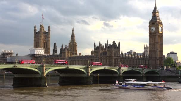 Big Ben London Trafik Westminster Bridge Röda Dubbeldäckare Bussar — Stockvideo