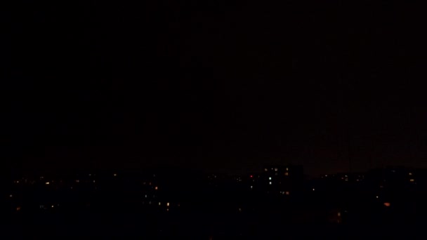 Verlichting, bliksemschicht over gebouwen in stad, stad, storm in de nacht, Downtown 4k — Stockvideo