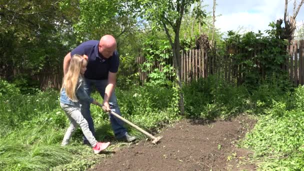 Ребенок-фермер 4K помогает отцу заниматься садоводством, мужчина и девочка сажают деревья во дворе — стоковое видео