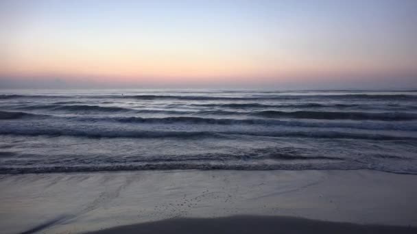 日没の4k海の波、ビーチでの日の出、海岸の日没の夕暮れシーサイドビュー — ストック動画