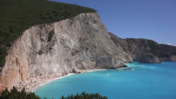4k Beach Landschap, Mensen op het strand Luchtfoto zomer uitzicht op de Middellandse Zee, Lefkada Island, Griekenland — Stockvideo