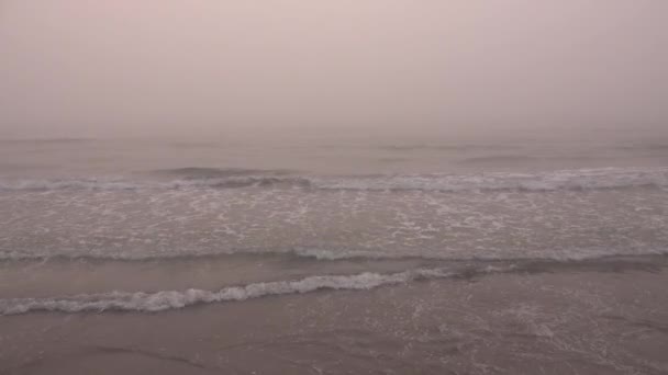 4K Sea Waves on Misty, Foggy Day, Beach Sunset, ซันไรซ์วิว, หมอกบนชายหาด — วีดีโอสต็อก