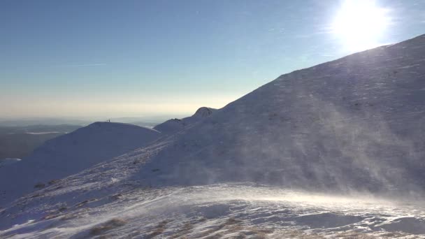 4K nevasca em montanhas ao pôr do sol, vista de inverno, paisagem alpina, estância de esqui — Vídeo de Stock