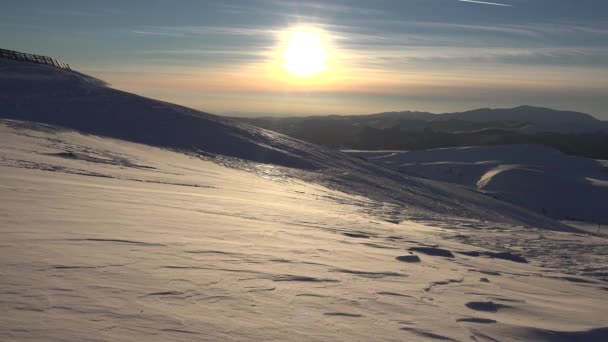 Schneesturm Den Bergen Bei Sonnenuntergang Winterblick Alpine Landschaft Skigebiet — Stockvideo