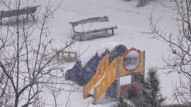 4k Snövit Lekplats, Första snöfallet i parken, Vinterscen, Barnglädje — Stockvideo