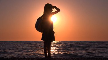 Sahilde Sahilde Sahilde Çocuk, Sahilde Çocuk Oynuyor, Denizdeki Deniz Dalgalarını İzleyen Genç Kız, Crepuscular 'daki Okyanus Burnu