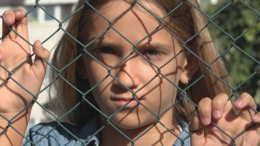 Üzgün Çocuk Terk Edilmiş, Hasta Mutsuz Çocuk Depresyonda, Çocuk Portresi, Oynamayan Kız Depresyondaki Sefil Çocuklar