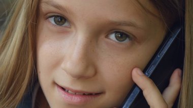 Akıllı telefondan konuşan çocuk, akıllı telefon kullanan çocuk, parkta oynayan ergen kız.