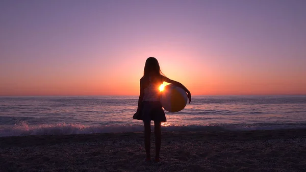 Kid Beach Seashore Bij Zonsondergang Kind Spelen Kustlijn Tiener Meisje — Stockfoto