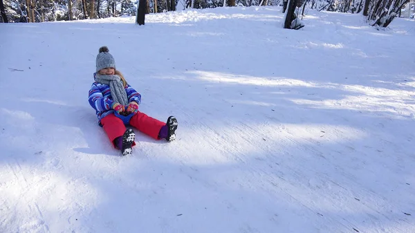 Kid Sledding Neve Criança Brincando Inverno Sledging Menina Parque Crianças — Fotografia de Stock
