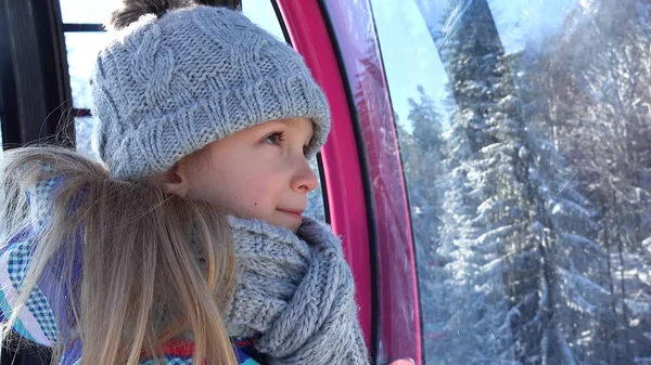 Kid Ski Lift Criança Brincando Inverno Garota Esqui Teleférico Montanhas — Fotografia de Stock
