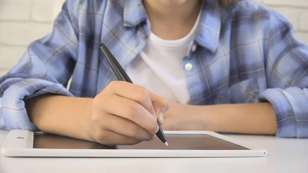 Criança Escrevendo Tablet Criança Estudando Adolescente Aprendendo Para Escola Pensativo — Fotografia de Stock